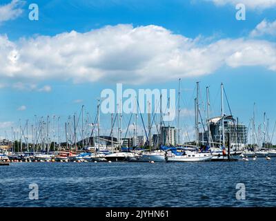 Yachts amarrés dans la baie de Cardiff vue de l'eau Cardiff pays de Galles Banque D'Images