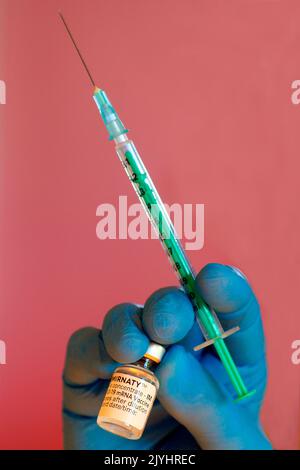 Injection avec le vaccin Corona Comirnaty de Biontex Pfizer Banque D'Images