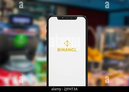 New York, Etats-Unis - 1 septembre 2022 : application Binance sur écran de téléphone, Editorial Banque D'Images