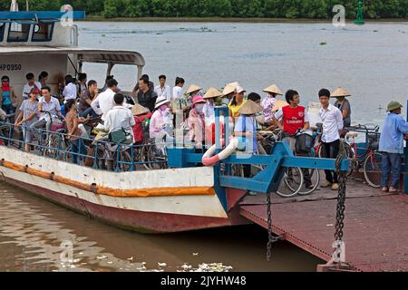 Passagers et ferry naviguant de Hai Phong à Cat Ba, Vietnam Banque D'Images