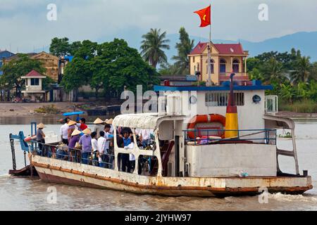 Passagers et ferry naviguant de Hai Phong à Cat Ba, Vietnam Banque D'Images