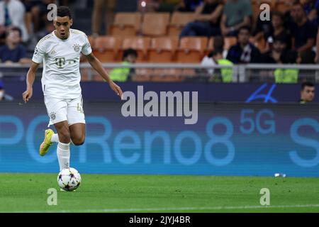 Milan, Italie. 07th septembre 2022. Jamal Musiala du FC Bayern Munich contrôle le ballon lors du match du groupe C de la Ligue des champions de l'UEFA entre le FC Internazionale et le FC Bayern Munich au Stadio Giuseppe Meazza sur 7 septembre 2022 à Milan Italie . Credit: Marco Canoniero / Alamy Live News Banque D'Images