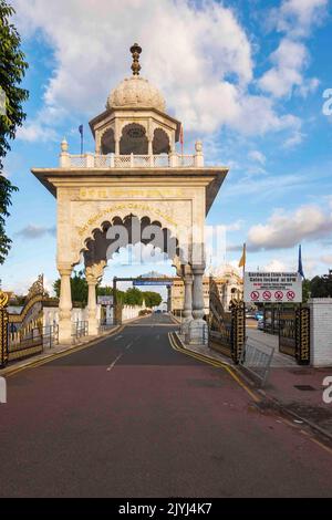 Entrée au Guru Nanak Darbar Gurdwara à Gravesend, dans le soleil de l'après-midi, Kent, Royaume-Uni Banque D'Images