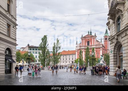 Slovénie, Ljubljana, l'église franciscaine rose et le triple pont de la vieille ville de Stritarjeva ulica Banque D'Images