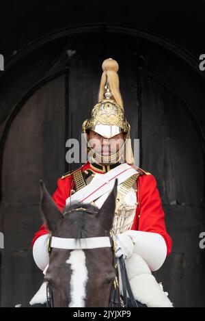 Soldats de la garde à vie de la cavalerie de l'armée britannique en service de garde monté de cérémonie à Horse Guards, Londres, Royaume-Uni. Soldat noir, de couleur Banque D'Images