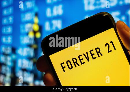 Dans cette illustration, le logo du détaillant de mode américain Forever 21 s'affiche sur l'écran d'un smartphone. Banque D'Images