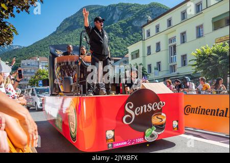 Aigle, canton du Valais, Suisse -10 juillet, 2022: Passage d'une voiture publicitaire de marque de brassage de café Senseo dans la caravane du Tour de Franc Banque D'Images