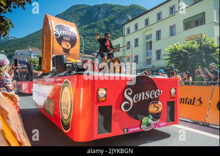 Aigle, canton du Valais, Suisse -10 juillet, 2022: Passage d'une voiture publicitaire de marque de brassage de café Senseo dans la caravane du Tour de Franc Banque D'Images