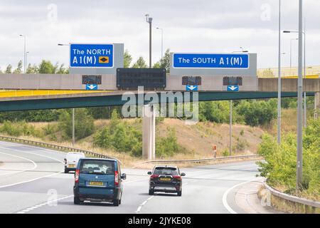 L'autoroute du Nord au Sud signe la sortie 41 de la A1(M) et la sortie 32A de la M62 près de Ferrybridge, West Yorkshire, Angleterre, Royaume-Uni Banque D'Images