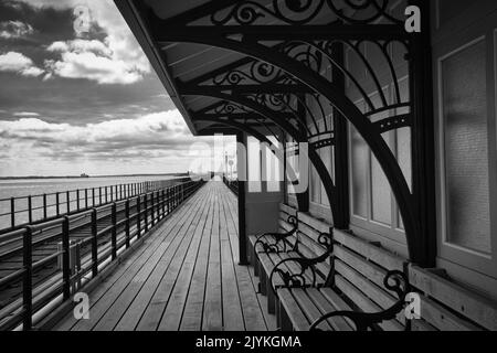 Prendre refuge sur la jetée de Southend on Sea sur la côte d'Essex Banque D'Images