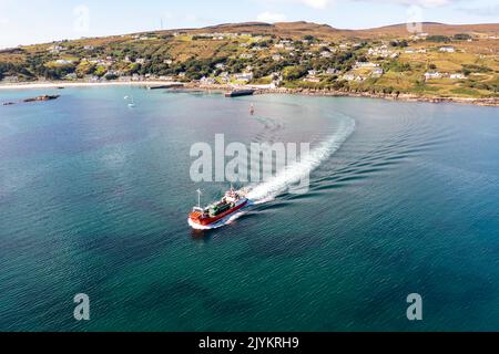 Le ferry rouge Arranmore quitte l'île en direction de Burtonport, comté de Donegal, Irlande. Banque D'Images