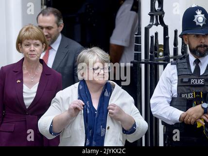 Thérèse Coffey MP (con: Suffolk Coastal) dans la rue Downing le jour où Liz Truss fait son premier discours en tant que Premier ministre. Elle a été nommée plus tard Heal Banque D'Images