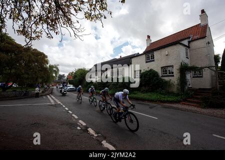 Cropwell Butler, Nottinghamshire, Royaume-Uni. 8th septembre 2022. Les dirigeants passent par Cropwell Butler, dans le Nottinghamshire, sur la cinquième étape du vol AJ Bell Tour of Britain. Neil Squires/Alamy Live News Banque D'Images