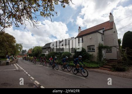 Cropwell Butler, Nottinghamshire, Royaume-Uni. 8th septembre 2022. Le peloton passe à travers Cropwell Butler, dans le Nottinghamshire, sur la cinquième étape de l'AJ Bell Tour of Britain. Neil Squires/Alamy Live News Banque D'Images