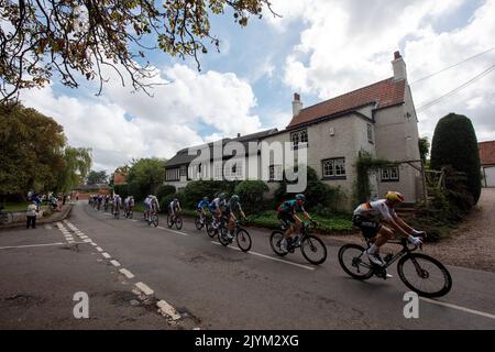 Cropwell Butler, Nottinghamshire, Royaume-Uni. 8th septembre 2022. Le peloton passe à travers Cropwell Butler, dans le Nottinghamshire, sur la cinquième étape de l'AJ Bell Tour of Britain. Neil Squires/Alamy Live News Banque D'Images