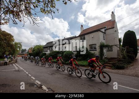 Cropwell Butler, Nottinghamshire, Royaume-Uni. 8th septembre 2022. Le peloton passe à travers Cropwell Butler, dans le Nottinghamshire, sur la cinquième étape de l'AJ Bell Tour of Britain. Neil Squires/Alamy Live News Banque D'Images