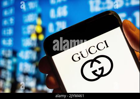 Chine. 25th juillet 2022. Dans cette illustration, le logo Gucci de la marque italienne de luxe est affiché sur l'écran d'un smartphone. (Credit image: © Budrul Chukrut/SOPA Images via ZUMA Press Wire) Banque D'Images