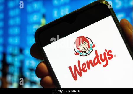 Chine. 25th juillet 2022. Dans cette illustration, le logo de la chaîne de restauration rapide américaine Wendy's s'affiche sur l'écran d'un smartphone. (Photo de Budrul Chukrut/SOPA Images/Sipa USA) crédit: SIPA USA/Alay Live News Banque D'Images