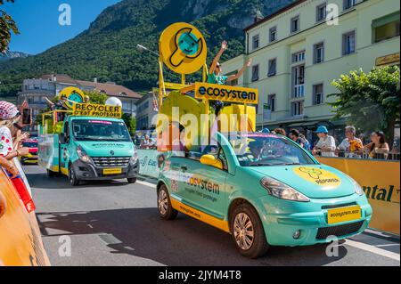 Aigle, canton du Valais, Suisse -10 juillet 2022 : passage d'une voiture publicitaire d'écosystème dans la caravane du Tour de France en Suisse. PROM Banque D'Images