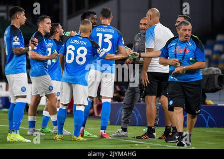 Luciano Spalletti, entraîneur-chef de SSC Napoli (4R), parle aux joueurs lors du groupe de la Ligue des Champions D'Un match de football entre SSC Napoli et Liverpo Banque D'Images