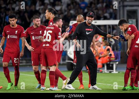 Jurgen Klopp, entraîneur en chef du FC Liverpool (2R), soutient avec les joueurs pendant le groupe de la Ligue des Champions Un match de football entre SSC Napoli et Liverpo Banque D'Images