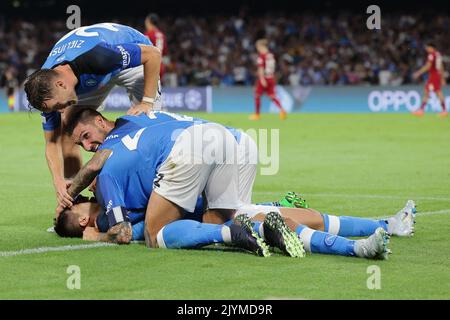 Giovanni Simeone, de SSC Napoli, célèbre avec ses coéquipiers Giovanni Di Lorenzo, Matteo Politano et Piotr Zielinski après avoir atteint l'objectif de 3-0 et Banque D'Images