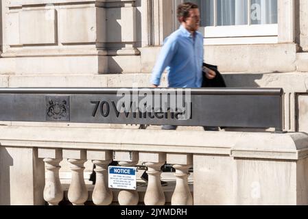 Personne marchant vers le Cabinet Office au 70 Whitehall, bâtiment du gouvernement à Whitehall, Westminster, Londres, Royaume-Uni Banque D'Images