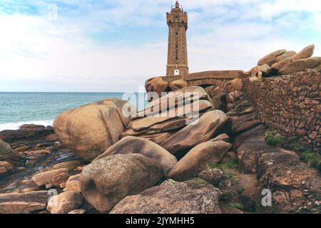 Phare Phare de Men Ruz et typique à la côte de Bretagne Tregastel dans le nord de la France. Banque D'Images