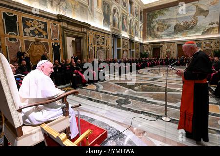 Vatican, Vatican. 08th septembre 2022. Italie, Rome, Vatican, 22/09/08 le Pape François rencontre les nouveaux évêques participant à un cours de formation parrainé par les Dicastères pour les évêques et les Églises orientales au Vatican Photographie par Vatican Media/Catholic Press photo. LIMITÉ À L'USAGE ÉDITORIAL - PAS DE MARKETING - PAS DE CAMPAGNES PUBLICITAIRES crédit: Agence de photo indépendante/Alamy Live News Banque D'Images