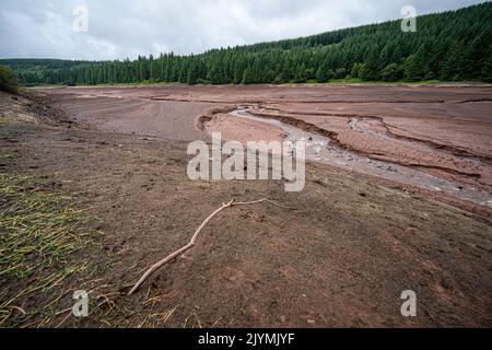 Vues générales du Cantref Reservoir dans le parc national de Brecon Beacons, au pays de Galles, où les niveaux d'eau sont faibles. Des mois de faibles précipitations, combinées à des températures record en juillet, ont laissé les rivières à des niveaux exceptionnellement bas, des réservoirs épuisés et des sols asséchés. Date de la photo: Jeudi 8 septembre 2022. Banque D'Images