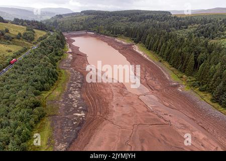 Vues générales du Cantref Reservoir dans le parc national de Brecon Beacons, au pays de Galles, où les niveaux d'eau sont faibles. Des mois de faibles précipitations, combinées à des températures record en juillet, ont laissé les rivières à des niveaux exceptionnellement bas, des réservoirs épuisés et des sols asséchés. Date de la photo: Jeudi 8 septembre 2022. Banque D'Images