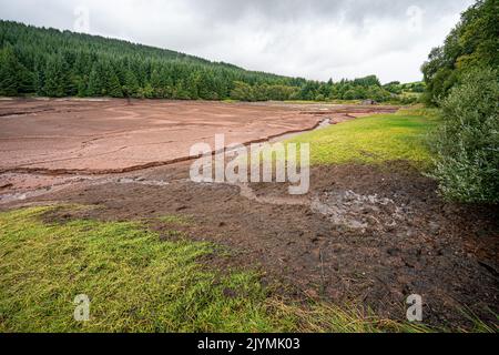 Vues générales du Cantref Reservoir dans le parc national de Brecon Beacons, au pays de Galles, où les niveaux d'eau sont faibles. Des mois de faibles précipitations, combinées à des températures record en juillet, ont laissé les rivières à des niveaux exceptionnellement bas, des réservoirs épuisés et des sols asséchés. Date de la photo: Jeudi 8 septembre 2022. Banque D'Images