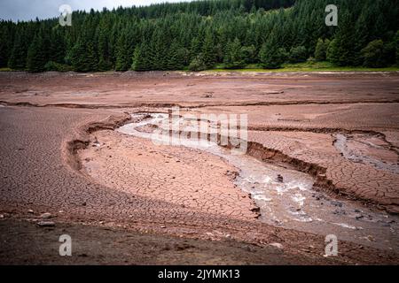 Vues générales du Cantref Reservoir dans le parc national de Brecon Beacons, au pays de Galles, où les niveaux d'eau sont faibles. Des mois de faibles précipitations, combinées à des températures record en juillet, ont laissé les rivières à des niveaux exceptionnellement bas, des réservoirs épuisés et des sols asséchés. Date de la photo: Jeudi 8 septembre 2022. Banque D'Images