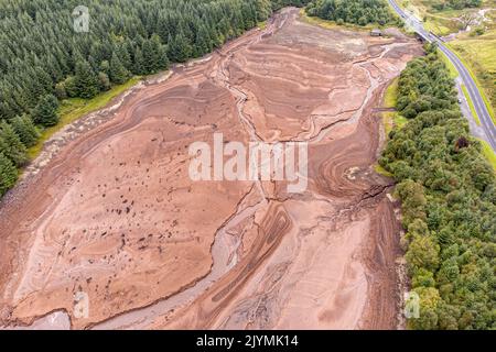 Vues générales du Cantref Reservoir dans le parc national de Brecon Beacons, au pays de Galles, où les niveaux d'eau sont faibles. Des mois de faibles précipitations, combinées à des températures record en juillet, ont laissé les rivières à des niveaux exceptionnellement bas, des réservoirs épuisés et des sols asséchés. Date de la photo: Jeudi 8 septembre 2022. Banque D'Images