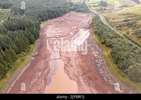 Vues générales du Cantref Reservoir dans le parc national de Brecon Beacons, au pays de Galles, où les niveaux d'eau sont faibles. Des mois de faibles précipitations, combinées à des températures record en juillet, ont laissé les rivières à des niveaux exceptionnellement bas, des réservoirs épuisés et des sols asséchés. Date de la photo: Jeudi 8 septembre 2022. Banque D'Images