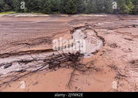 Vues générales du Cantref Reservoir dans le parc national de Brecon Beacons, au pays de Galles, où les niveaux d'eau sont faibles. Des mois de faibles précipitations, combinées à des températures record en juillet, ont laissé les rivières à des niveaux exceptionnellement bas, des réservoirs épuisés et des sols asséchés. Date de la photo: Jeudi 8 septembre 2022. Banque D'Images