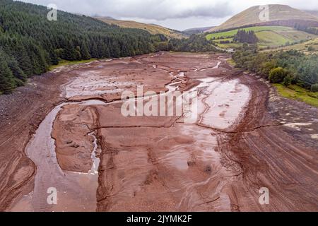 Vues générales du Cantref Reservoir dans le parc national de Brecon Beacons, au pays de Galles, où les niveaux d'eau sont faibles. Des mois de faibles précipitations, combinées à des températures record en juillet, ont laissé les rivières à des niveaux exceptionnellement bas, des réservoirs épuisés et des sols asséchés. Date de la photo: Jeudi 8 septembre 2022. Banque D'Images