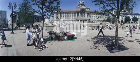 Vue panoramique sur Victoria Square Birmingham. Menant au bâtiment du Conseil municipal (centre) sont des marches bordées par deux sculptures de type Sphynx en pierre de Dove Dale avec la statue de la rivière Dhruva Mistry, appelée localement, le Floozie dans le jacuzzi au sommet. À droite se trouve l'hôtel de ville en colonnes avec la ligne d'horizon de la tour Alpha. Banque D'Images