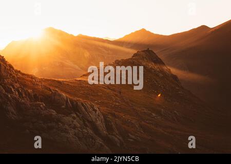 Couple de randonneurs en randonnée à distance sur la piste en plein air sur beau coucher de soleil en automne ensemble. Des gens actifs en randonnée dans les montagnes du caucase Banque D'Images