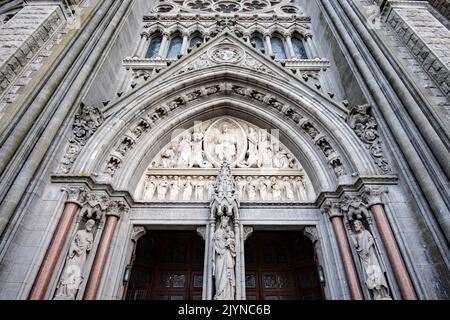 L'entrée principale de la cathédrale de Cobh, connue sous le nom de cathédrale Saint-Colman, la plus haute église d'Irlande, avec une grande flèche de repère. Banque D'Images