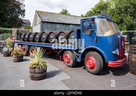 Véhicule d'époque et anciens barils de whisky à la distillerie Jamesons Old Distillery à Midleton, comté de Cork, République d'Irlande. Banque D'Images