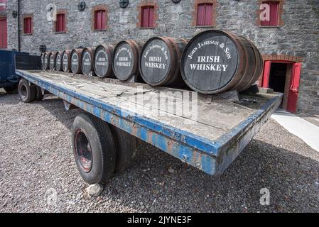 Barils de whisky irlandais sur une remorque de livraison d'époque à la distillerie Old Midleton dans le comté de Cork (Jamesons). Banque D'Images