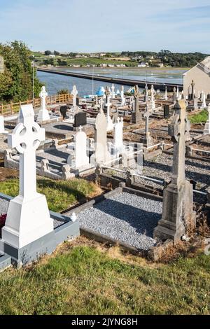 Le cimetière de Rosscarbery, en Irlande du Sud-Ouest, donne sur le lagon et la chaussée vers l'estuaire Banque D'Images