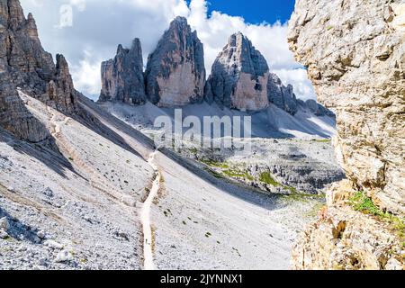 Trois sommets du Drei Zinnen (Tre Cime di Lavaredo) dans les Alpes Dolomites du nord de l'Italie, vus de l'ascension à Paternkofel (Monte Paterno) Banque D'Images