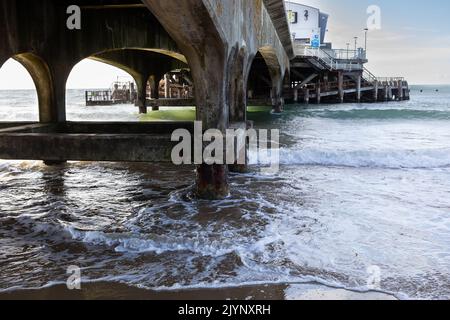 Vue sous la jetée de Bournemouth à la fin de l'été, Dorset, Angleterre Banque D'Images