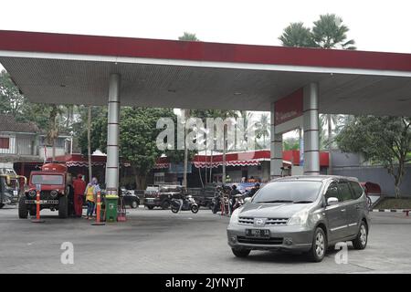 Semarang, Indonésie - 3 septembre 2022 : résidents ravitailleur en carburant de la moto et des véhicules automobiles à la station-service Pertamina. Banque D'Images