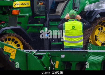 Oschersleben, Allemagne. 08th septembre 2022. Un participant à la « Journée du développement durable 2nd de John Deere » prend une photo d'une machine agricole. L'événement a eu lieu sous la devise « numérique par nature ». Le jour du travail sur le terrain, le fabricant de machines agricoles a montré, entre autres choses, comment les systèmes numériques peuvent être utilisés pour réduire la consommation d'énergie dans l'agriculture et augmenter l'efficacité des éléments nutritifs. Cela devrait rendre l'agriculture plus efficace et plus durable, selon les organisateurs. Credit: Klaus-Dietmar Gabbert/dpa/Alay Live News Banque D'Images