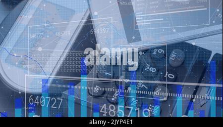 Image de données financières, traitement de graphiques sur interface numérique contre lecteur de carte de crédit Banque D'Images