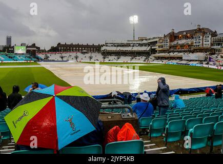 Londres, Royaume-Uni. 07th septembre 2022. Les fans se réfugient à l'abri de la pluie avant le troisième LV= Insurance Test Day 1 de 5 Angleterre contre Afrique du Sud au Kia Oval, Londres, Royaume-Uni, 8th septembre 2022 (photo de Ben Whitley/News Images) à Londres, Royaume-Uni le 9/7/2022. (Photo de Ben Whitley/News Images/Sipa USA) crédit: SIPA USA/Alay Live News Banque D'Images