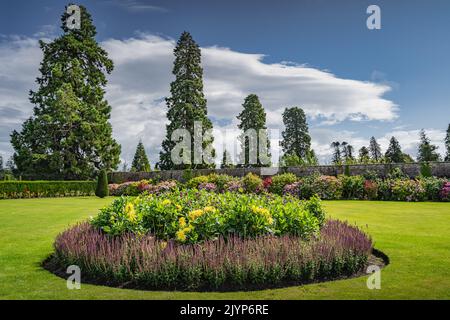 Lit circulaire dans le magnifique jardin Powerscourt avec haies, arbres décoratifs, fontaines et forêt, Enniskerry, Wicklow, Irlande Banque D'Images